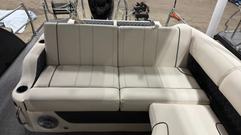 Slide: The Image of Luxurious seating in Barletta Lusso 25 U boat, model year 2026. - 29