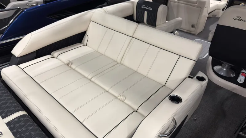 Slide: The Image of Luxurious seating in Barletta Lusso 25 U boat, model year 2026. - 31