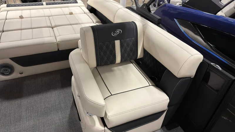Slide: The Image of Luxurious seating in Barletta Lusso 25 U boat, 2026 model. - 9