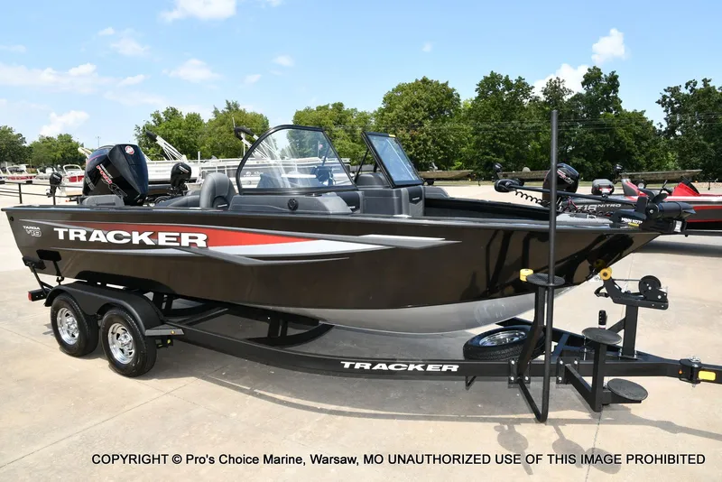 Slide: The Image of Tracker Targa V-19 Combo 2026 - 101