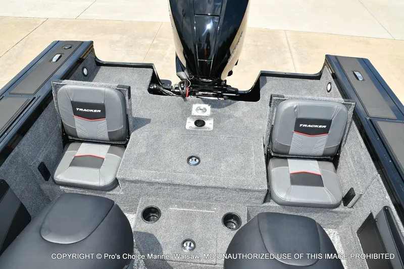 Slide: The Image of Tracker Targa V-19 Combo 2026 - 12