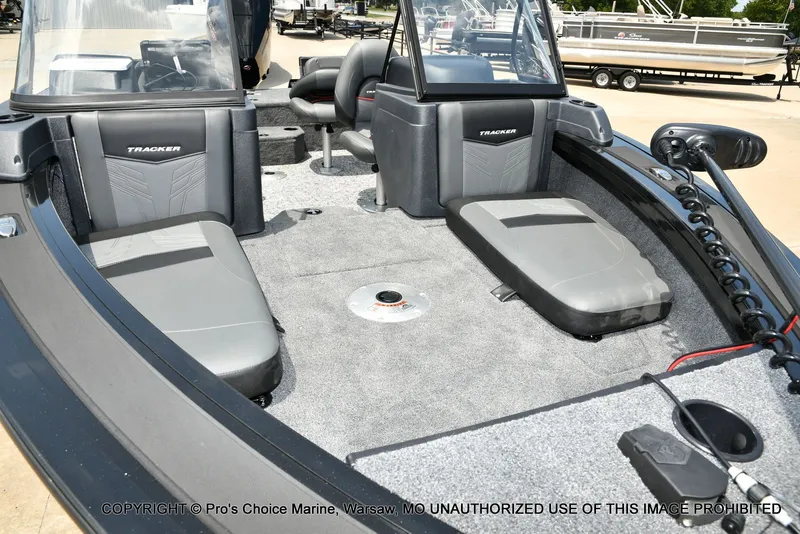 Slide: The Image of Tracker Targa V-19 Combo 2026 - 16