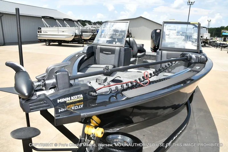 Slide: The Image of Tracker Targa V-19 Combo 2026 - 28