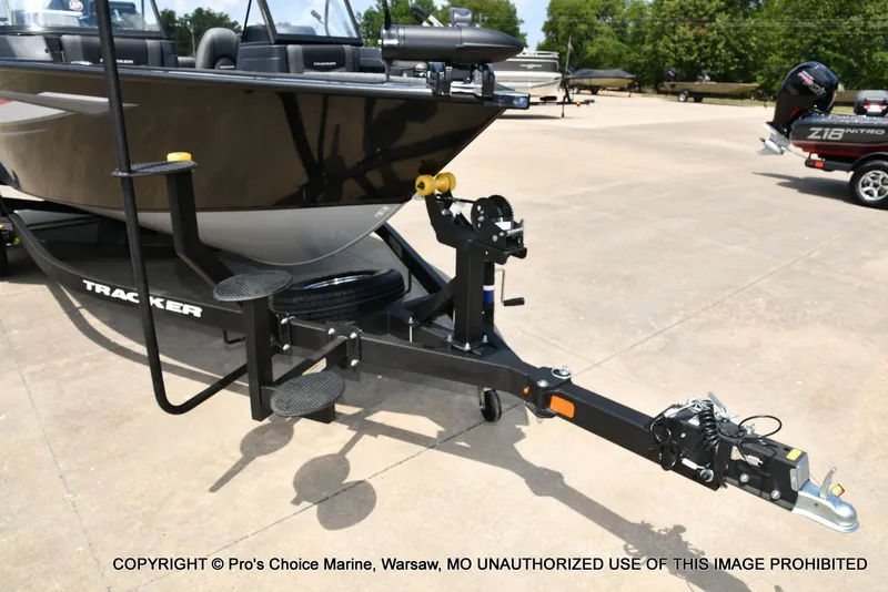 Slide: The Image of Tracker Targa V-19 Combo 2026 - 30