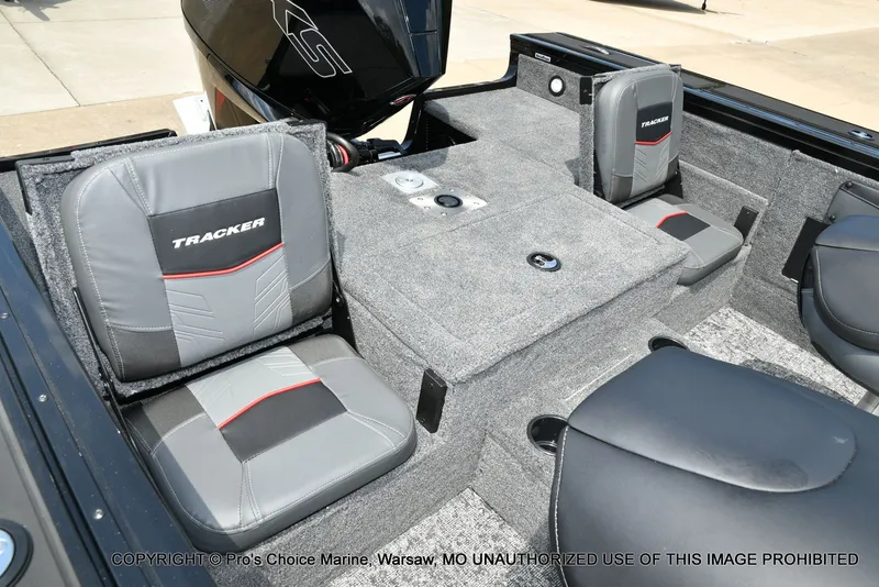 Slide: The Image of Tracker Targa V-19 Combo 2026 - 5