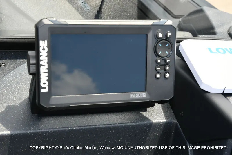 Slide: The Image of Tracker Targa V-19 Combo 2026 - 7