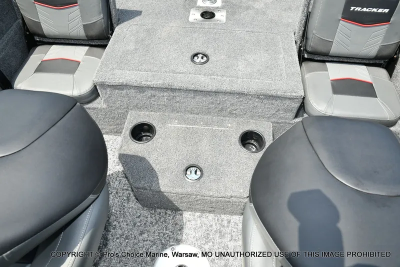 Slide: The Image of Tracker Targa V-19 Combo 2026 - 72