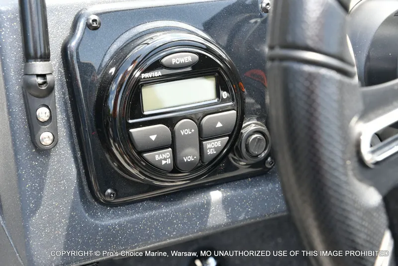 Slide: The Image of Tracker Targa V-19 Combo 2026 - 8