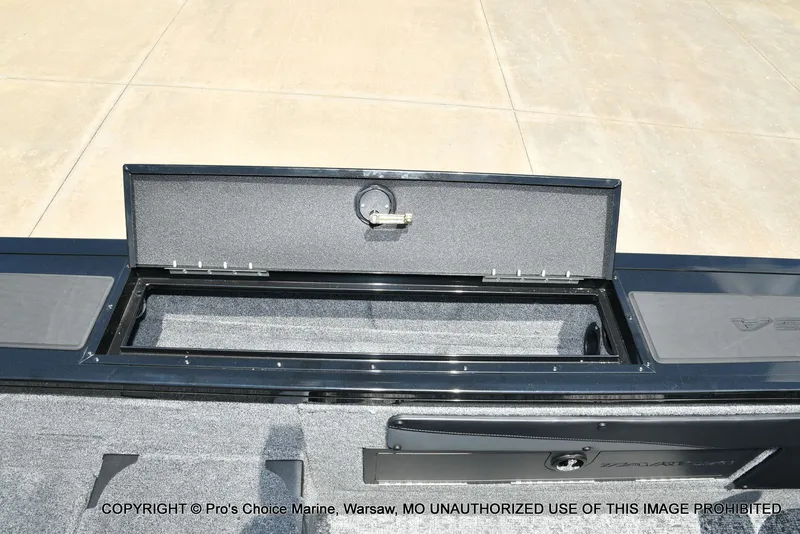 Slide: The Image of Tracker Targa V-19 Combo 2026 - 85