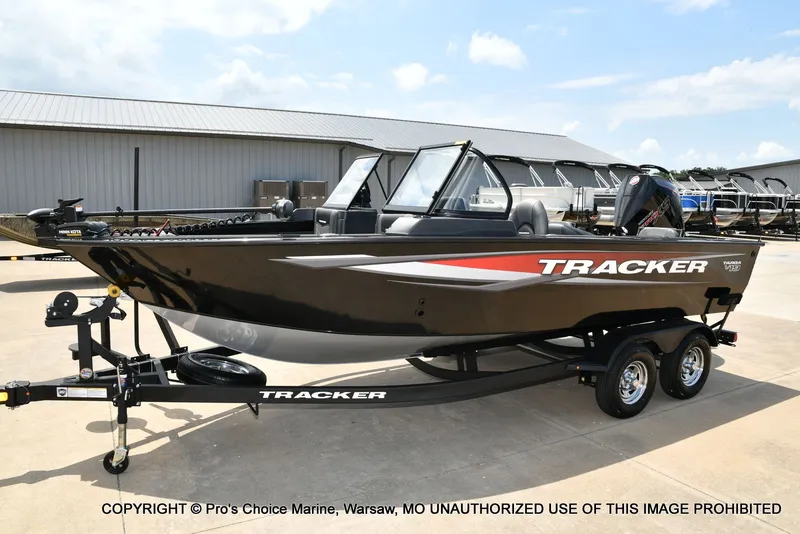 Slide: The Image of Tracker Targa V-19 Combo 2026 - 98