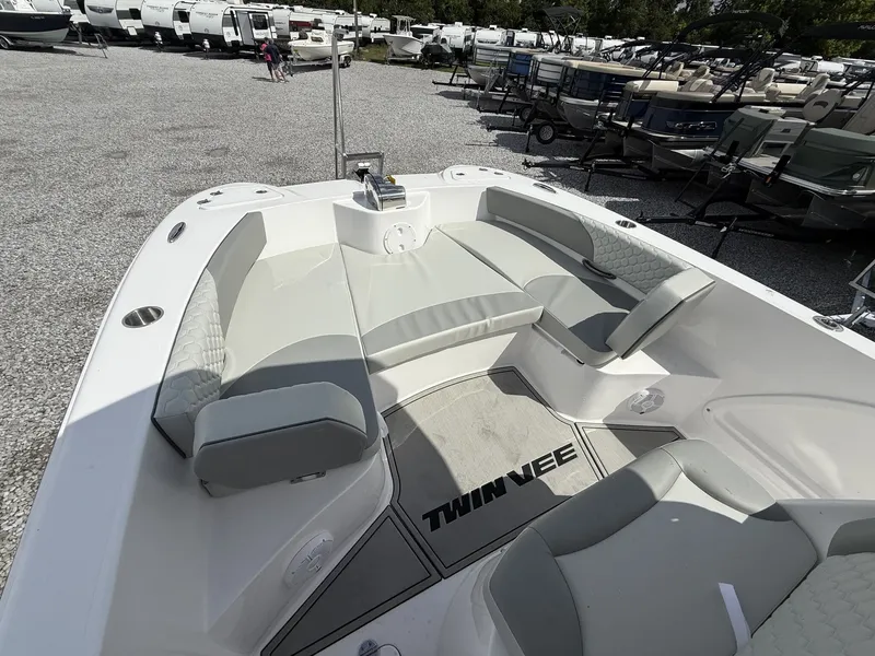 Slide: The Image of Twin Vee GFX 24GFX 2026 - 8