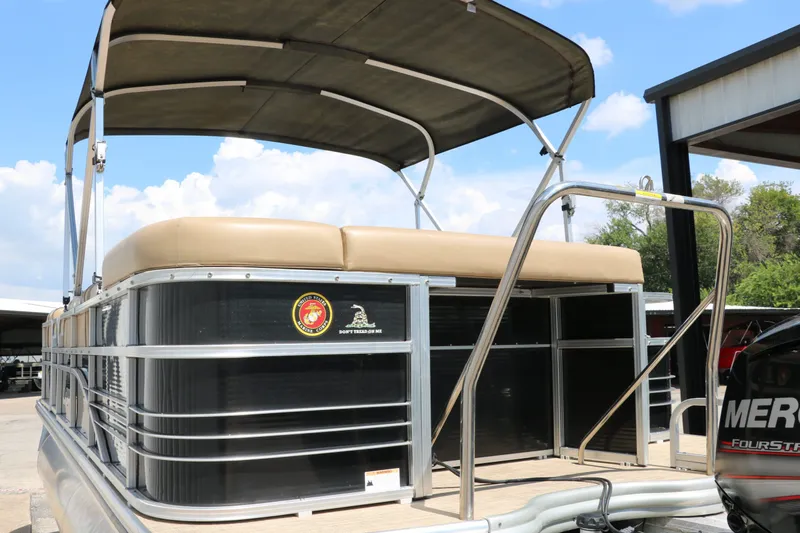 Slide: The Image of Lowe SS210 2017 - 11