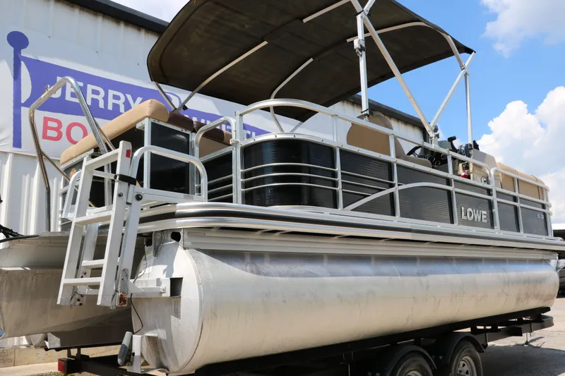 Slide: The Image of Lowe SS210 2017 - 14