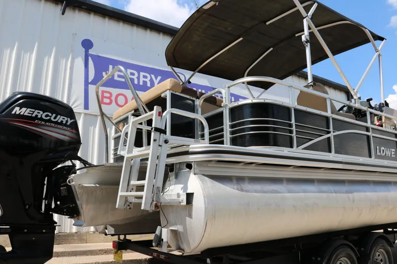 Slide: The Image of Lowe SS210 2017 - 15