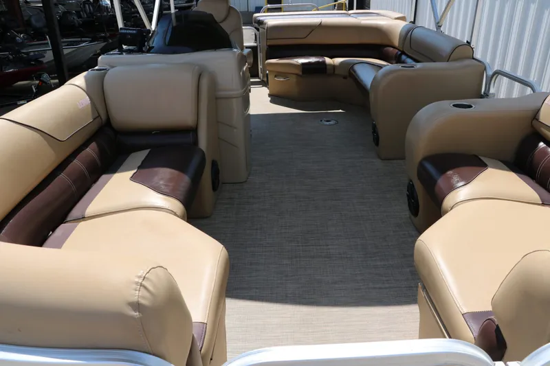 Slide: The Image of Lowe SS210 2017 - 16