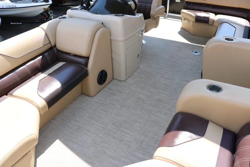 Slide: The Image of Lowe SS210 2017 - 19