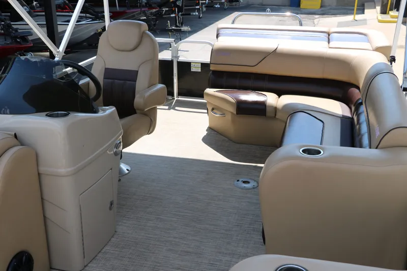 Slide: The Image of Lowe SS210 2017 - 20