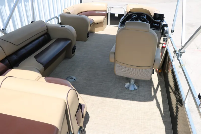 Slide: The Image of Lowe SS210 2017 - 21