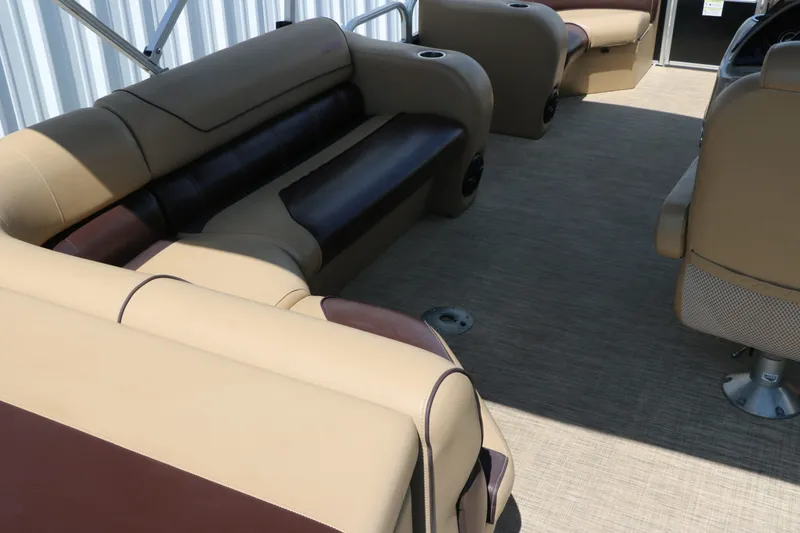 Slide: The Image of Lowe SS210 2017 - 22