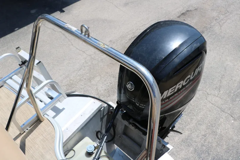 Slide: The Image of Lowe SS210 2017 - 26