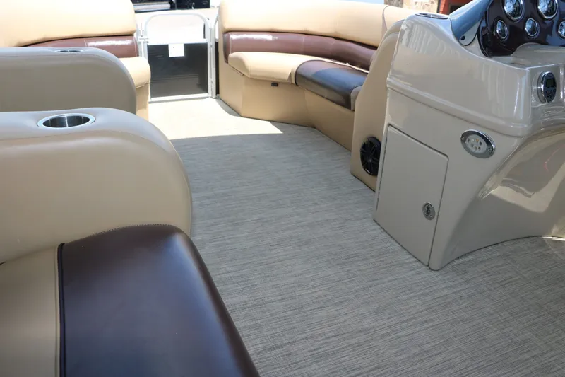 Slide: The Image of Lowe SS210 2017 - 30