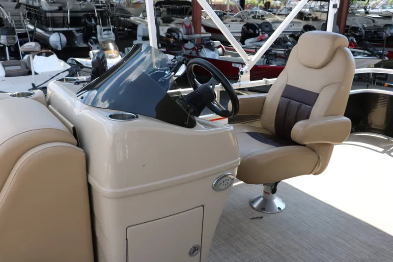 Slide: The Image of Lowe SS210 2017 - 32