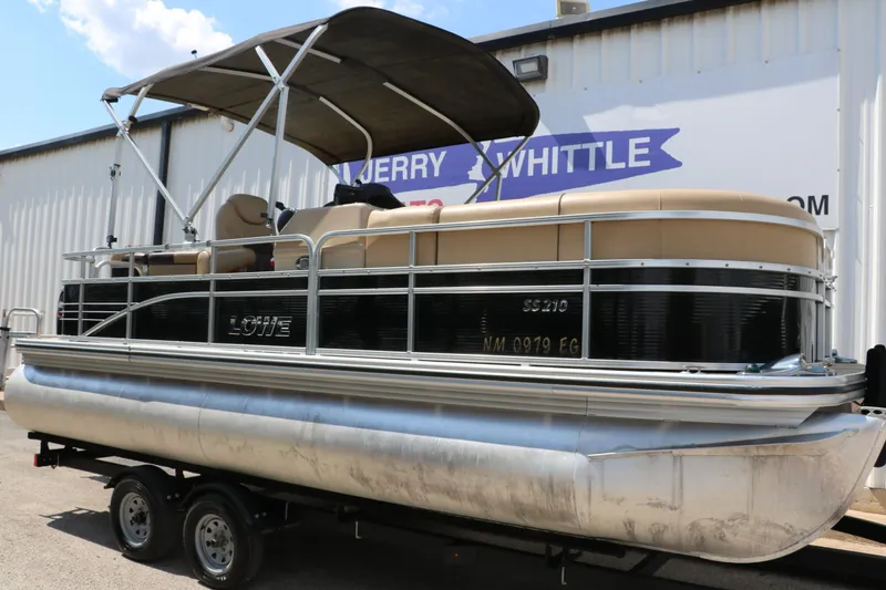 Slide: The Image of Lowe SS210 2017 - 5