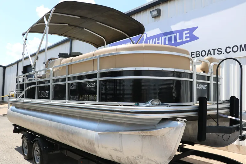 Slide: The Image of Lowe SS210 2017 - 6