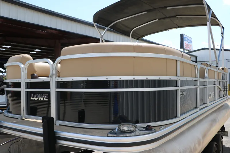 Slide: The Image of Lowe SS210 2017 - 9