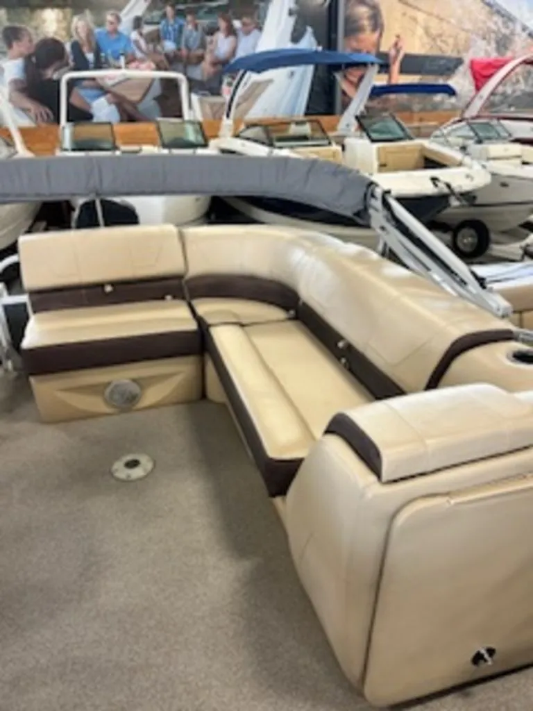 Slide: The Image of Sun Tracker Party Barge 20 DLX 2018 - 10