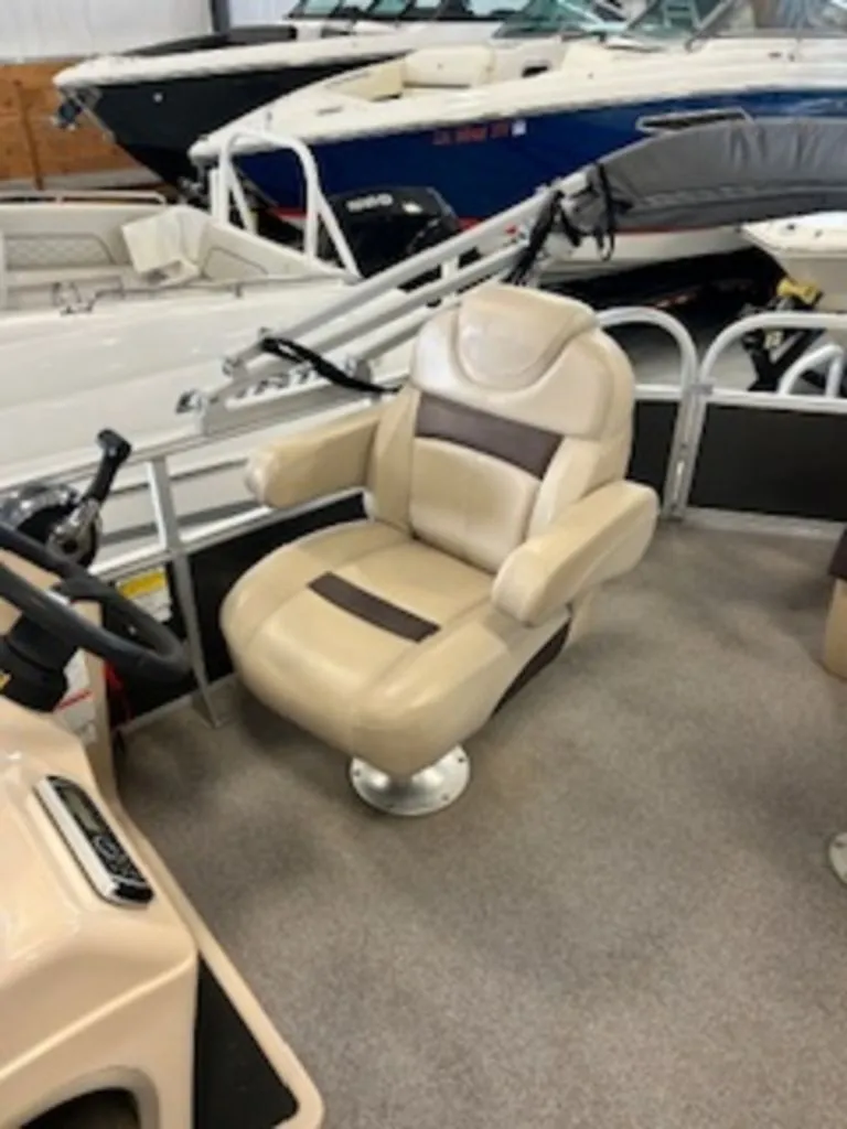 Slide: The Image of Sun Tracker Party Barge 20 DLX 2018 - 11