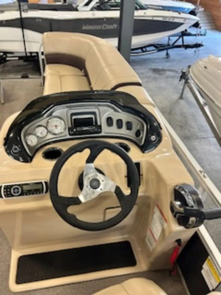 Slide: The Image of Sun Tracker Party Barge 20 DLX 2018 - 12