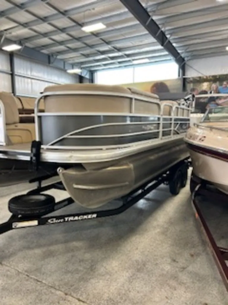 Slide: The Image of Sun Tracker Party Barge 20 DLX 2018 - 5