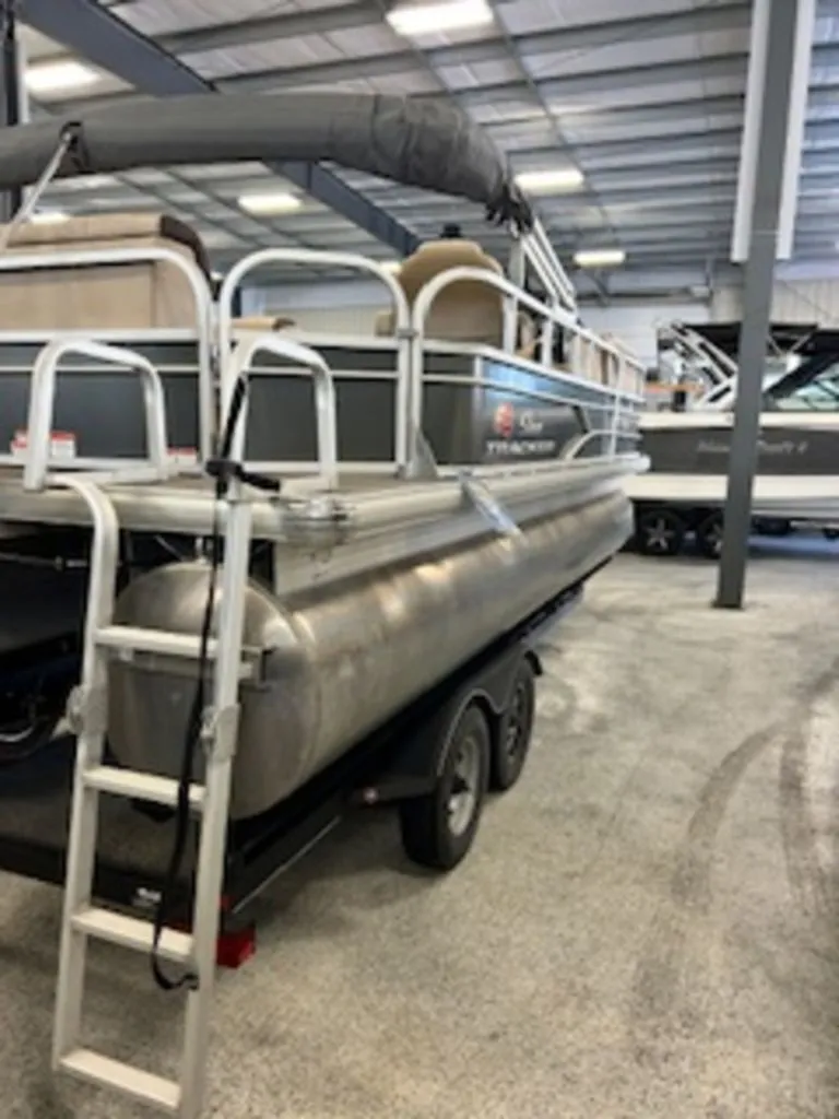 Slide: The Image of Sun Tracker Party Barge 20 DLX 2018 - 6