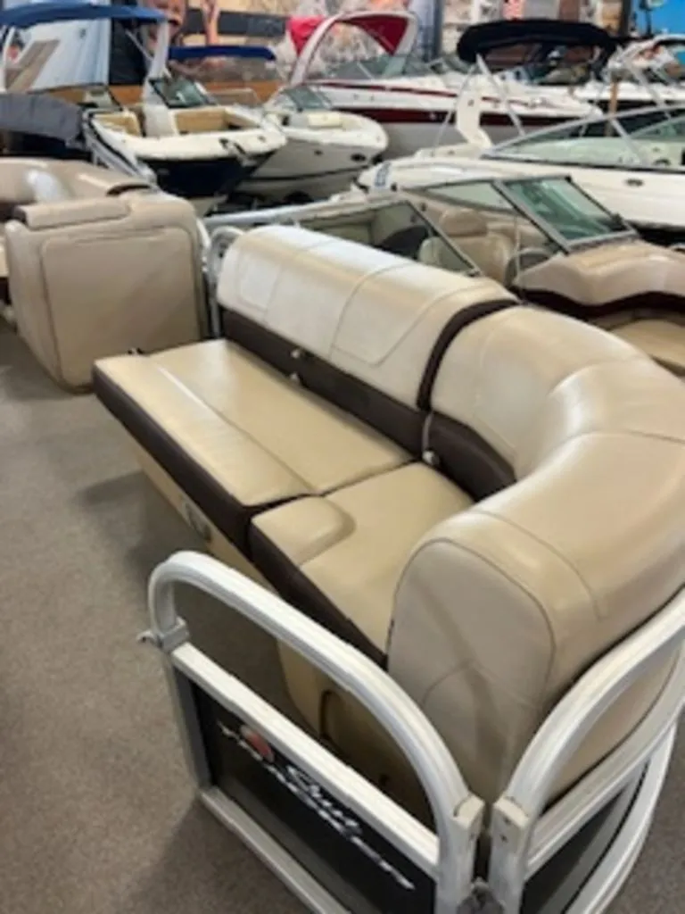 Slide: The Image of Sun Tracker Party Barge 20 DLX 2018 - 9