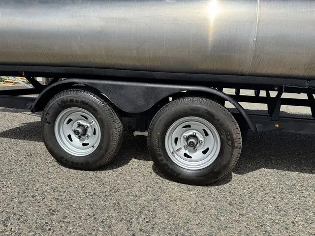 Slide: The Image of Sun Tracker Fishin' Barge 20 DLX 2024 - 10