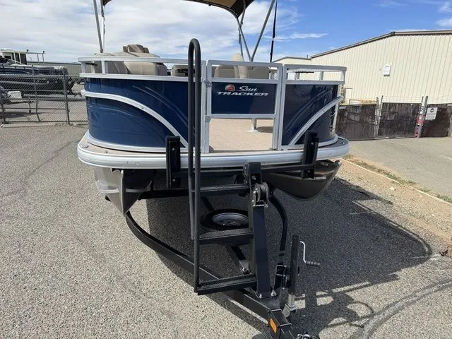 Slide: The Image of Sun Tracker Fishin' Barge 20 DLX 2024 - 12