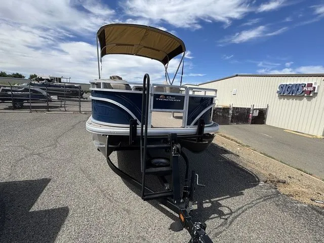 Slide: The Image of Sun Tracker Fishin' Barge 20 DLX 2024 - 13