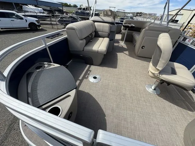 Slide: The Image of Sun Tracker Fishin' Barge 20 DLX 2024 - 16