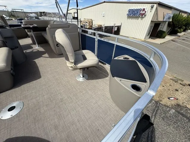 Slide: The Image of Sun Tracker Fishin' Barge 20 DLX 2024 - 17