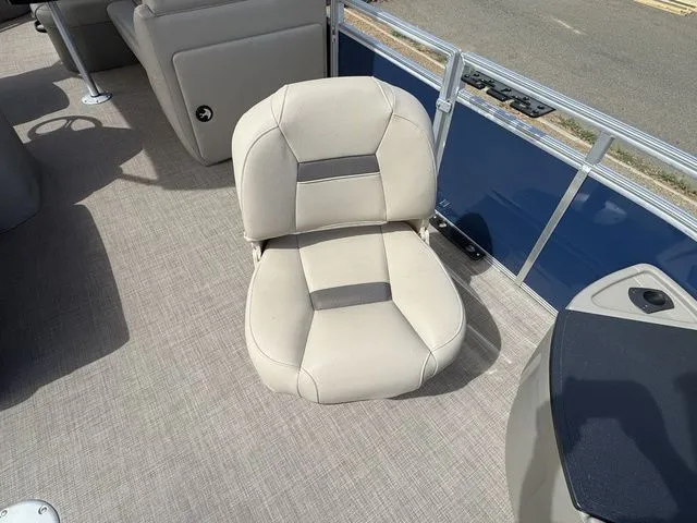 Slide: The Image of Sun Tracker Fishin' Barge 20 DLX 2024 - 18