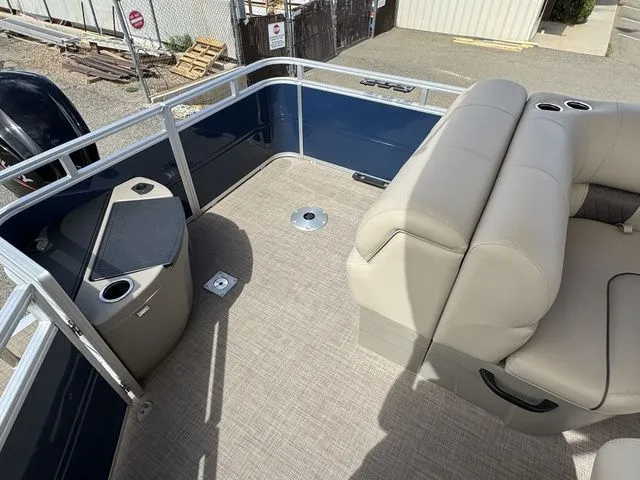 Slide: The Image of Sun Tracker Fishin' Barge 20 DLX 2024 - 22