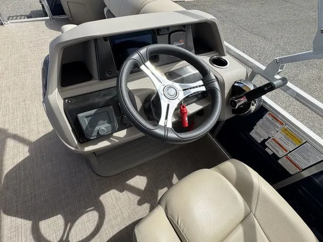 Slide: The Image of Sun Tracker Fishin' Barge 20 DLX 2024 - 24