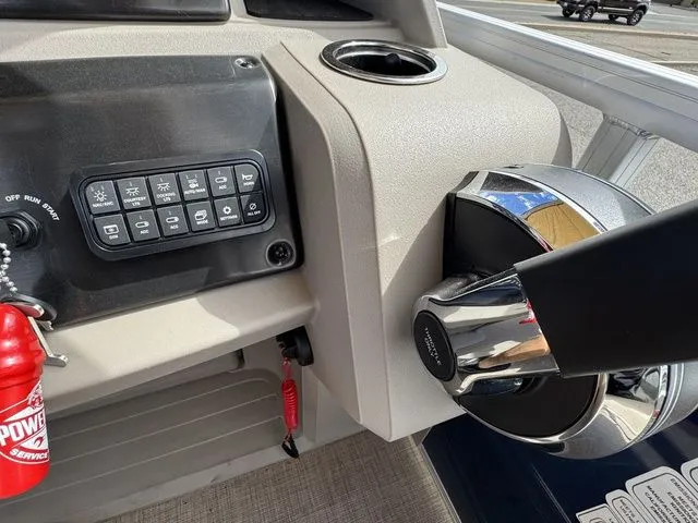 Slide: The Image of Sun Tracker Fishin' Barge 20 DLX 2024 - 28