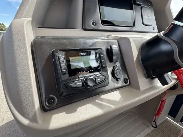 Slide: The Image of Sun Tracker Fishin' Barge 20 DLX 2024 - 30