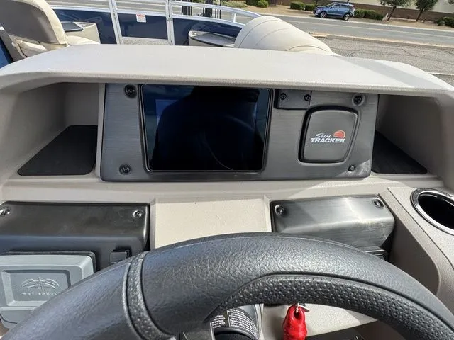 Slide: The Image of Sun Tracker Fishin' Barge 20 DLX 2024 - 31