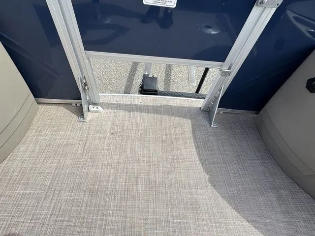 Slide: The Image of Sun Tracker Fishin' Barge 20 DLX 2024 - 33