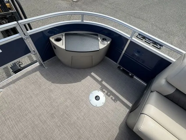 Slide: The Image of Sun Tracker Fishin' Barge 20 DLX 2024 - 34