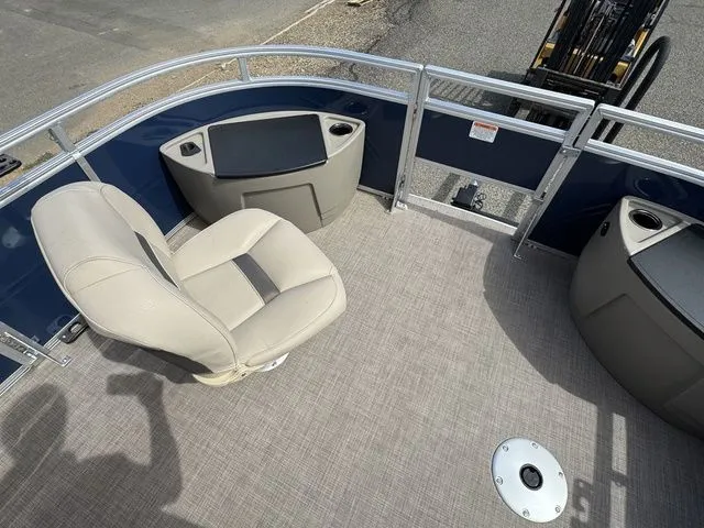 Slide: The Image of Sun Tracker Fishin' Barge 20 DLX 2024 - 35