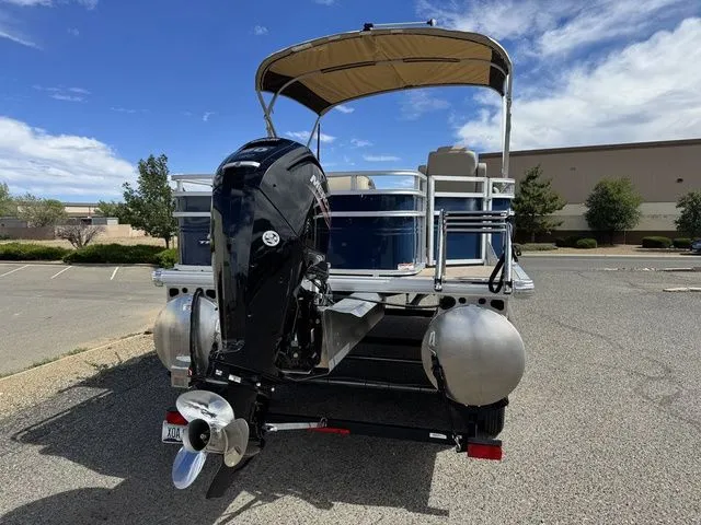 Slide: The Image of Sun Tracker Fishin' Barge 20 DLX 2024 - 4